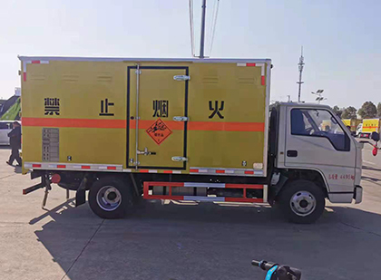 三原爆破器材运输车